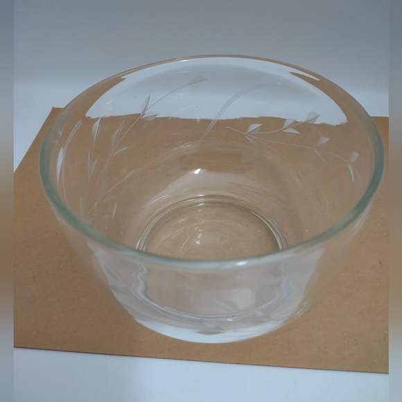 Vintage Round Bowl Etched Glass All Around Leaf Floral Design 6" w x 4"h Vintage - Picture 4 of 8